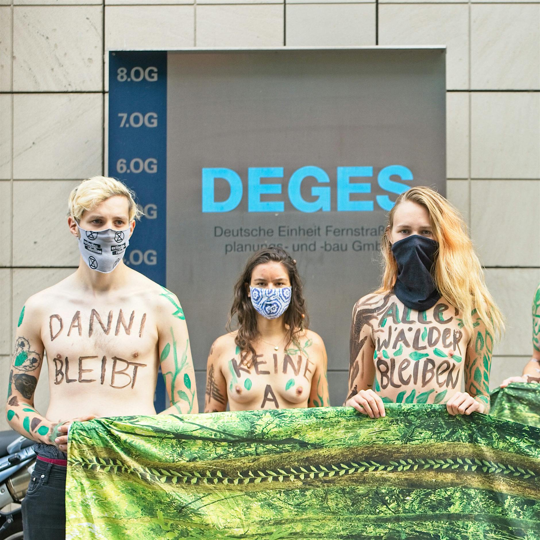 Extinction Rebellion: Nackt-Protest gegen Autobahn-Ausbau