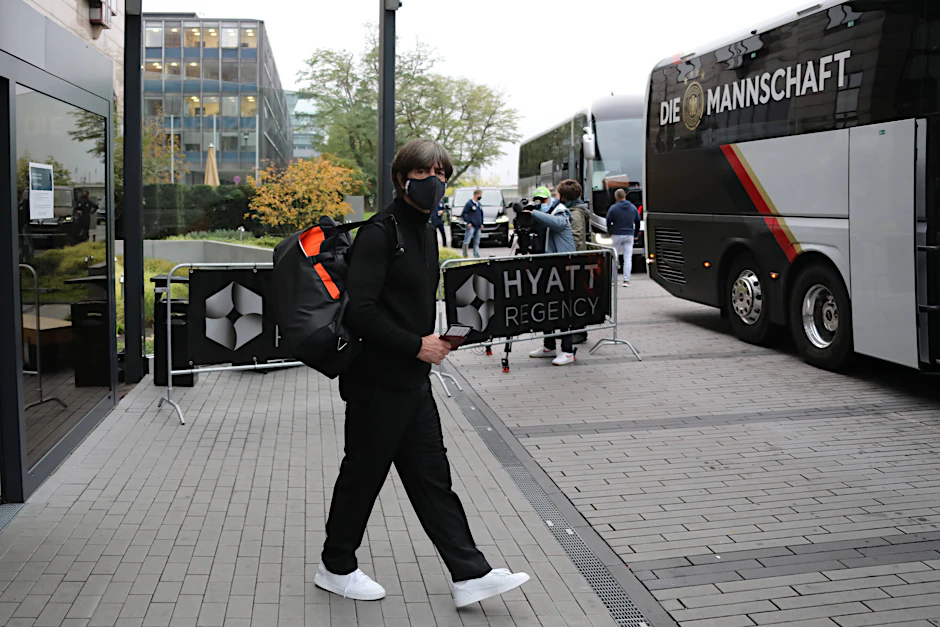 Jogi Löw hat schon mal die Maske auf, bevor es mit der Nationalelf zum Kurztrip in die Ukraine geht.&nbsp;