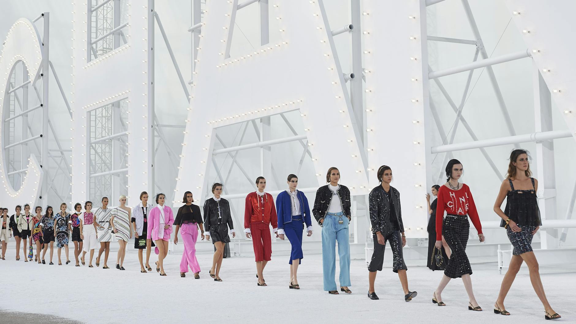 So wird jede Frau zum Star: Finale der Chanel-Show vor Riesenbuchstaben nach Art des Hollywood-Zeichens in den Hügeln von L.A.. 