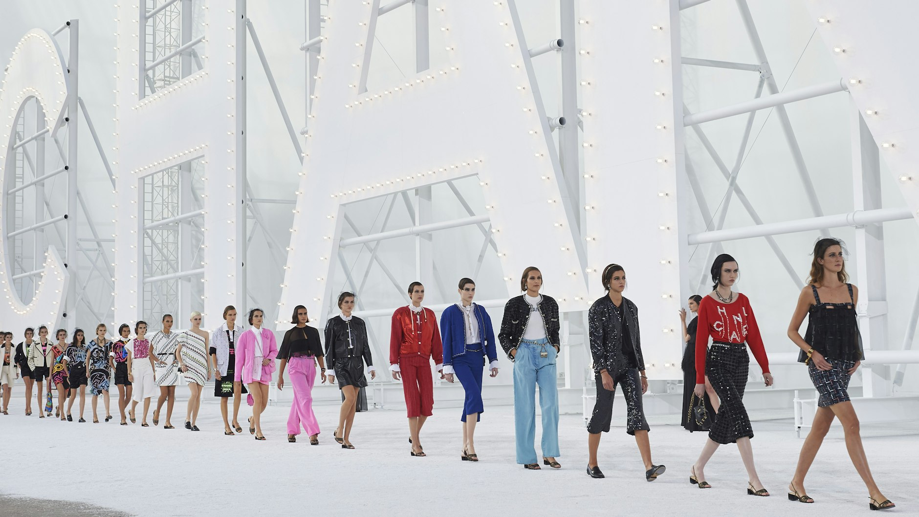 So wird jede Frau zum Star: Finale der Chanel-Show vor Riesenbuchstaben nach Art des Hollywood-Zeichens in den Hügeln von L.A..&nbsp;