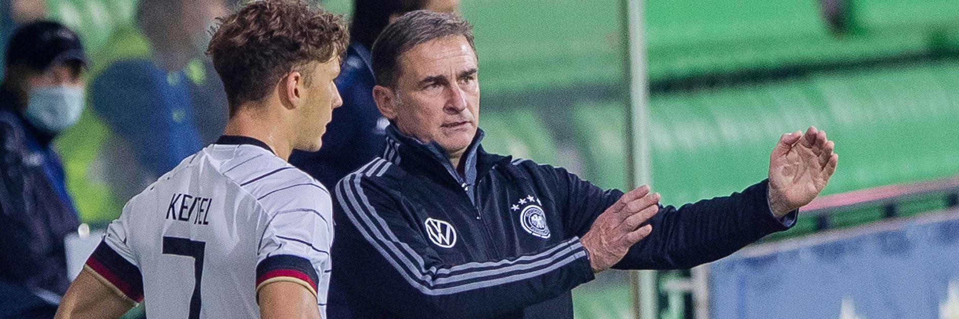 U21-Trainer Stefan Kuntz (r.) gibt Offensivmann Yannik Keitel noch ein paar Tipps.