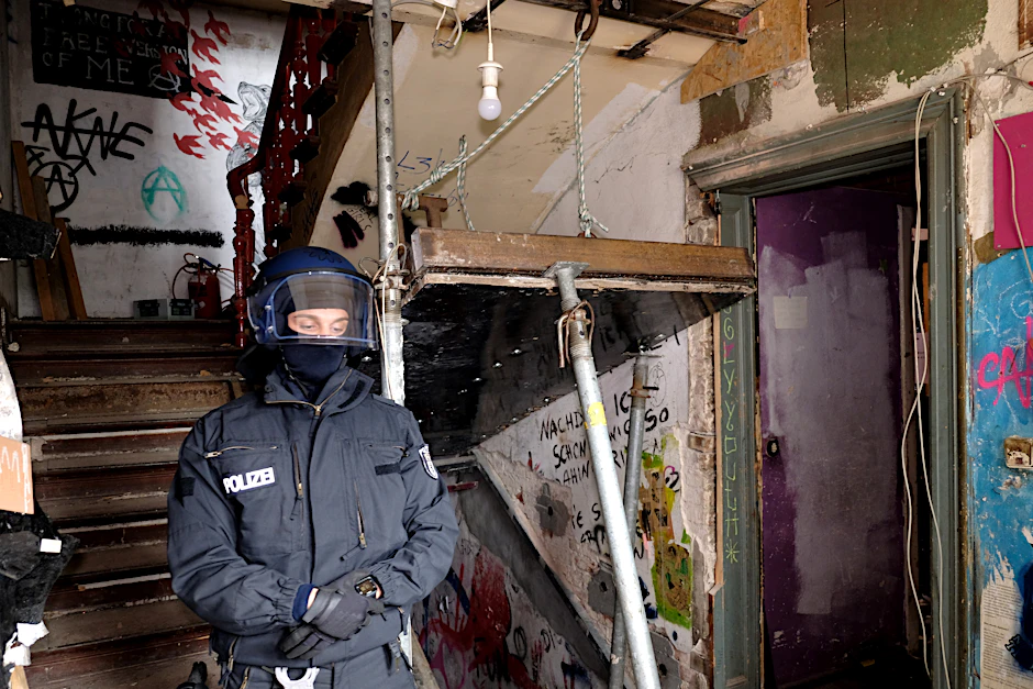 Polizisten führten nach der Räumung Journalisten durch das Haus.&nbsp;