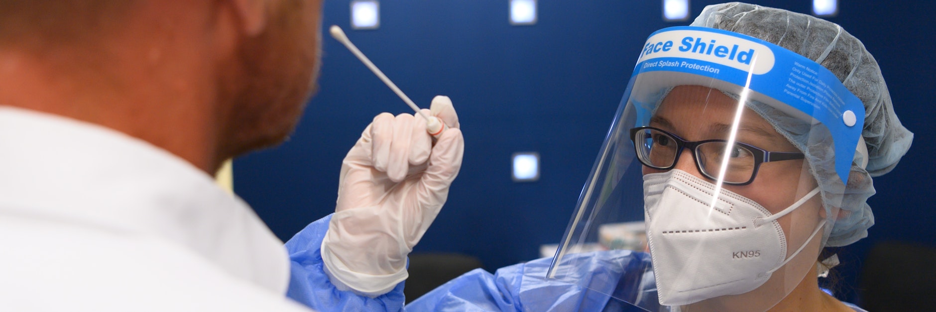 Quarantäne oder negativer Test: Wer aus einem Risikogebiet zurückkommt, für den gelte normalerweise strenge Regeln. Nicht so für Politiker.