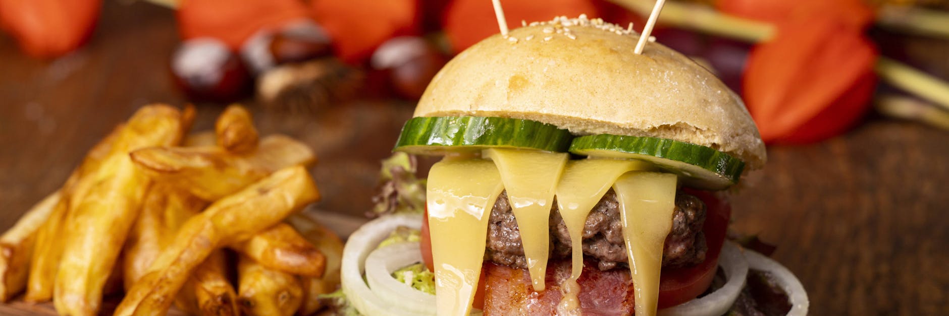 Ein Cheeseburger-Monster passend zu Halloween.