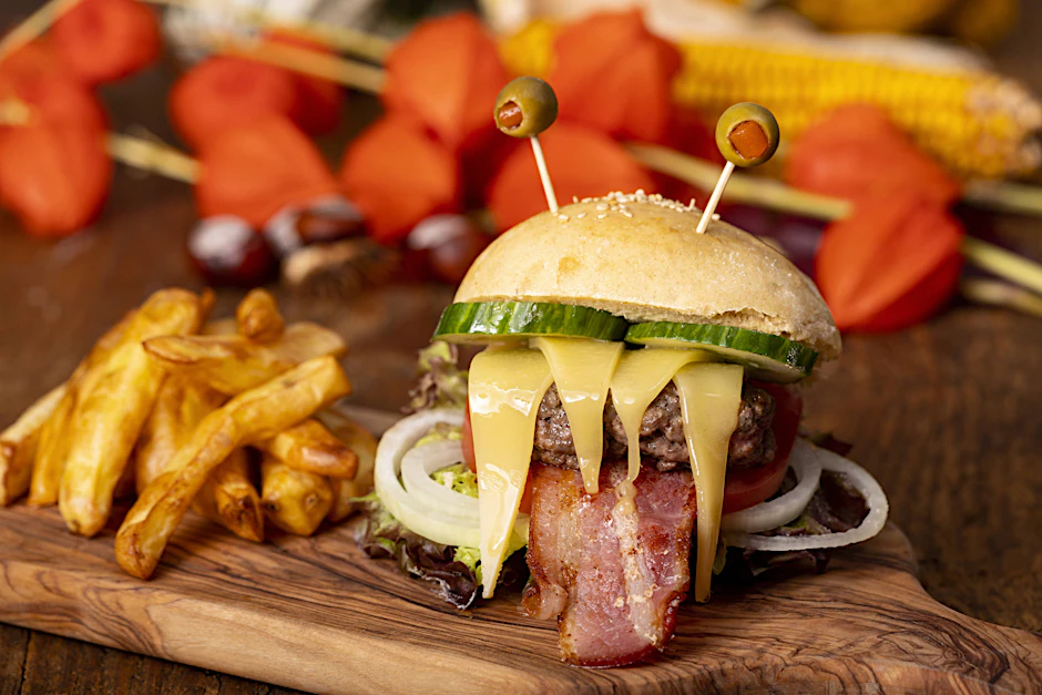 Ein Cheeseburger-Monster passend zu Halloween.