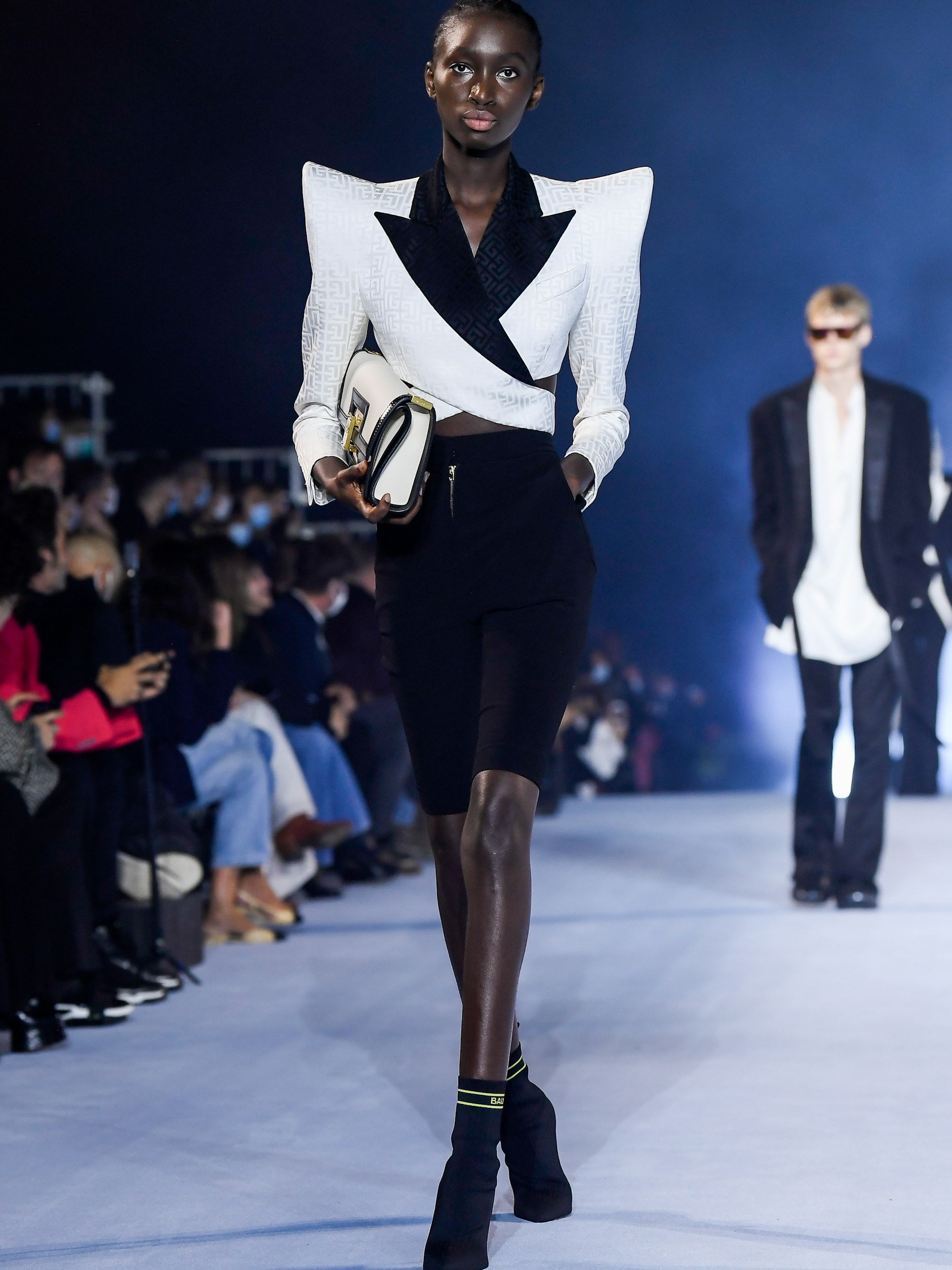 Bei Balmain: Dragonlady-Schultern, dazu Radlerhose statt Rock.