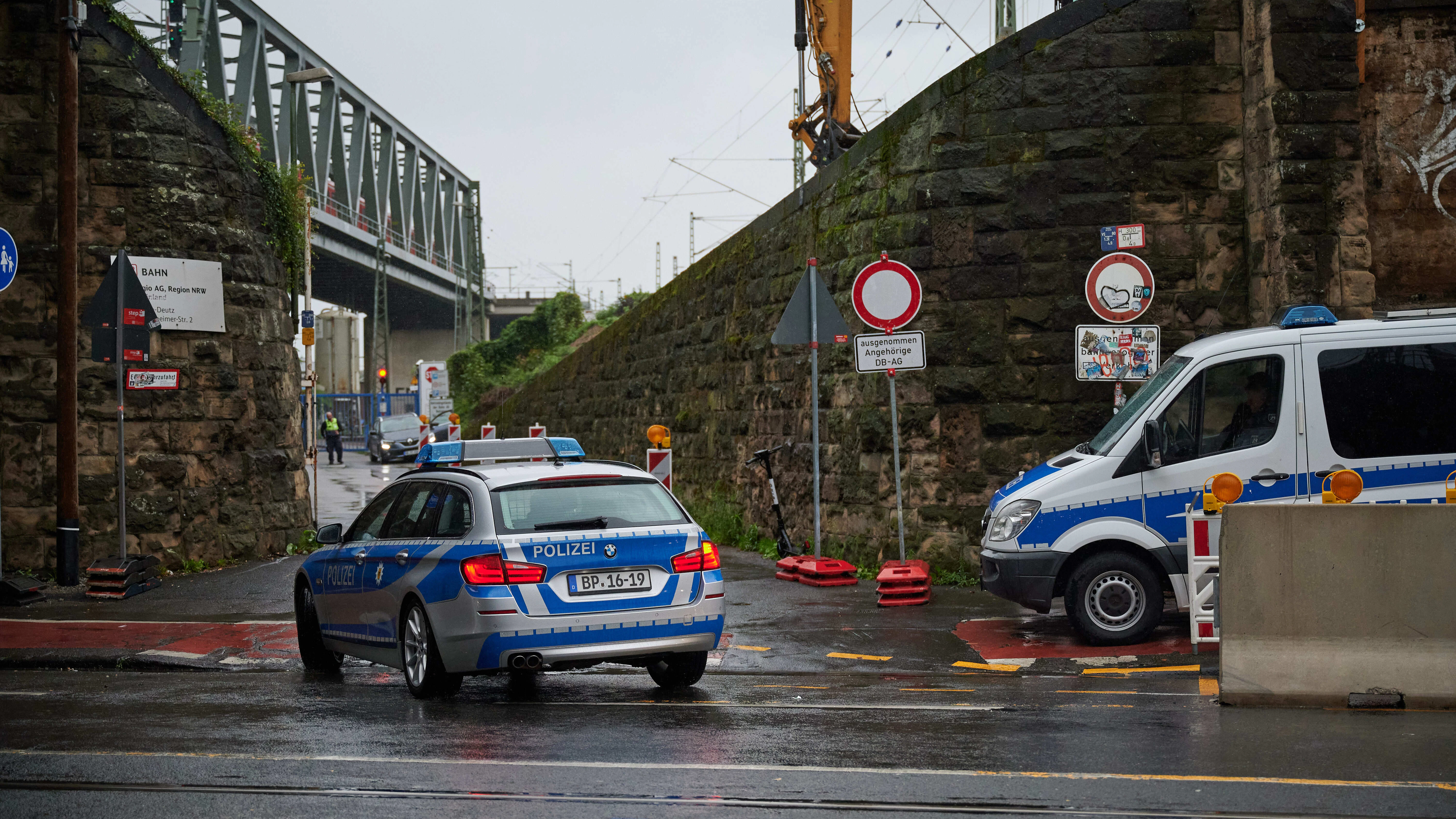 Ein Polizeiauto fährt auf das Gelände des DB Betriebsbahnhofs Deutzer Feld. In einem abgestellten Zug in Köln wurde dort ein Sprengsatz entdeckt.