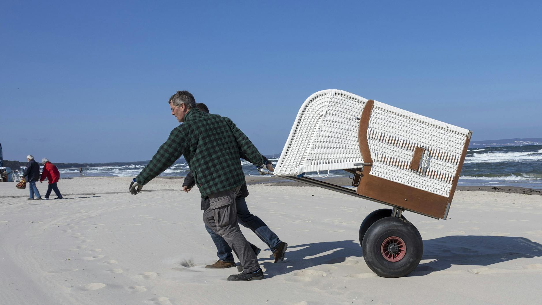 Das war’s erst mal mit dem Ostsee-Urlaub. Feriengäste müssen in Mecklenburg-Vorpommern zwei Wochen in Quarantäne. Da lohnt dann auch die Strandkorbvermietung nicht mehr.