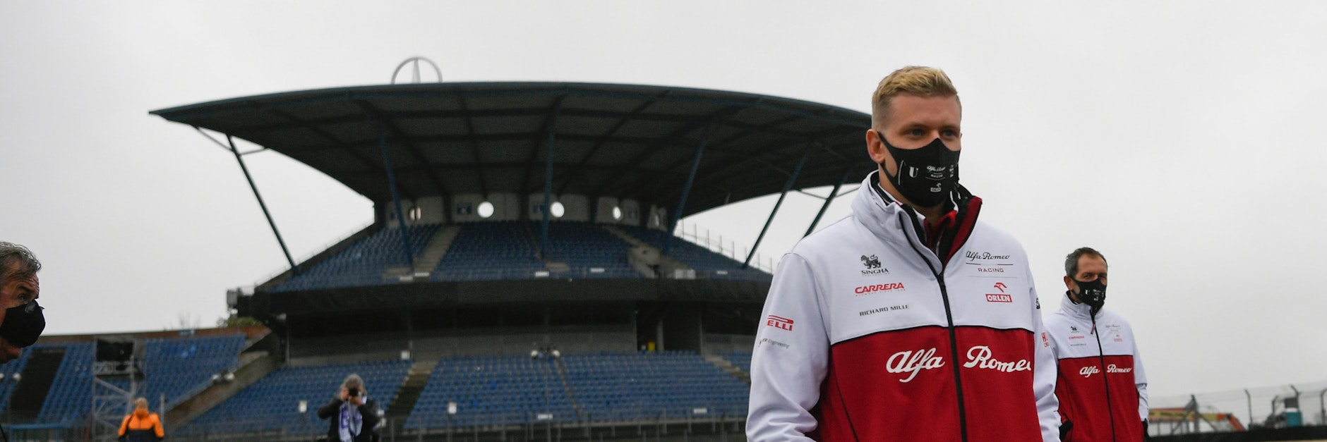 Mick Schumacher vor der Tribüne des Nürburgrings. Seine erste Fahrt in der Formel 1 fiel wegen Regen aus.