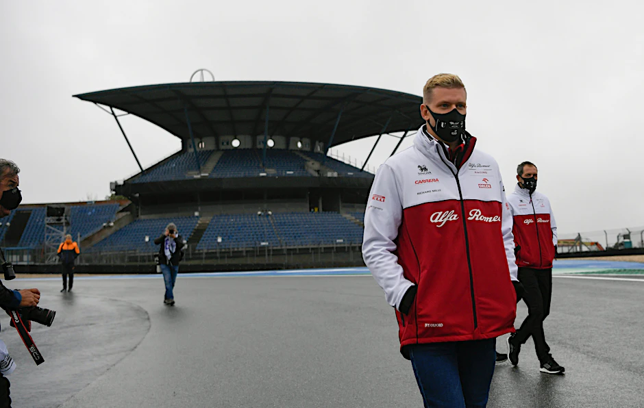 Mick Schumacher vor der Tribüne des Nürburgrings. Seine erste Fahrt in der Formel 1 fiel wegen Regen aus.