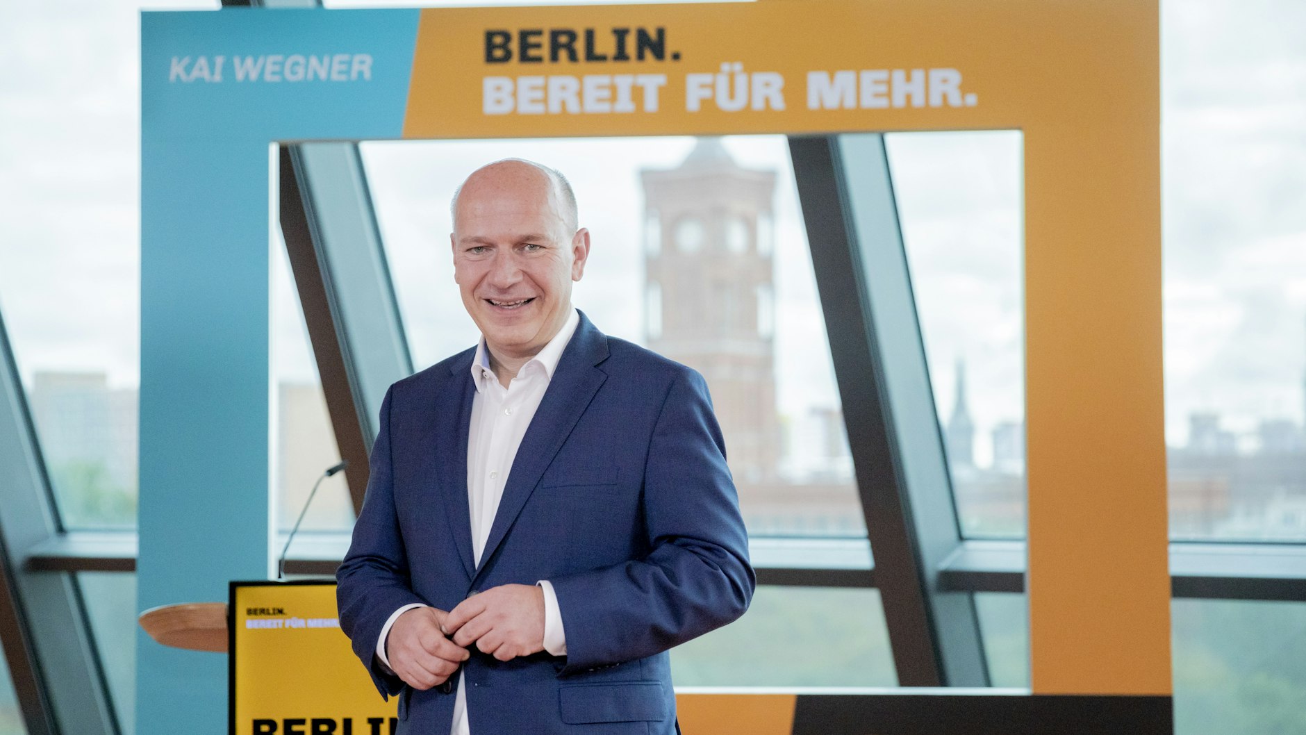 Symbolträchtig mit Rotem Rathaus im Hintergrund: Der CDU-Vorsitzende Kai Wegner will Regierender Bürgermeister werden.