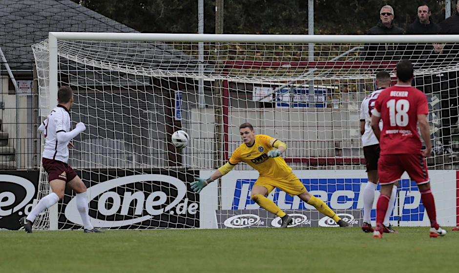 Bewahrte die Seinen vor allem vor der Pause mehrfach vor einem zweiten Gegentreffer: BFC-Keeper Damian Schobert.