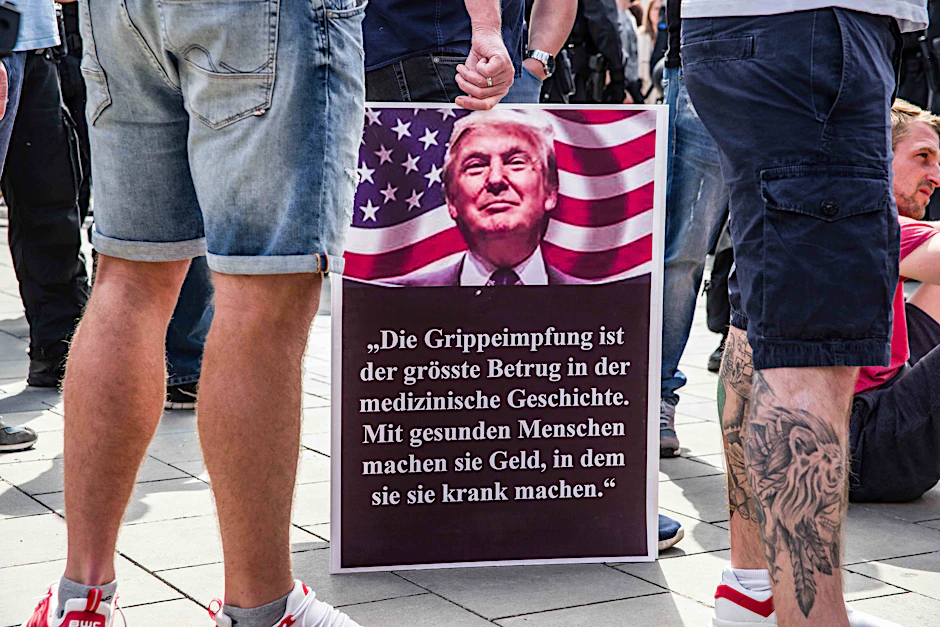 In der Zwangsvorstellung einer Weltverschwörung wird jeder sachliche Einspruch zum Beleg der Universalität der Bedrohung. Donald Trump füttert den Wahn.