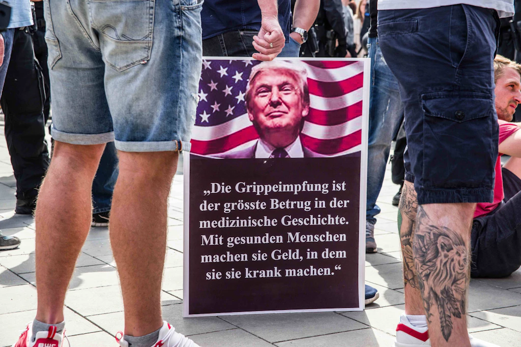 Verschwörungs-Theorie feiert Trump und belebt den Antisemitismus