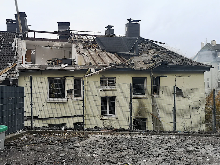 Das Mehrfamilienhaus nach der Explosion.