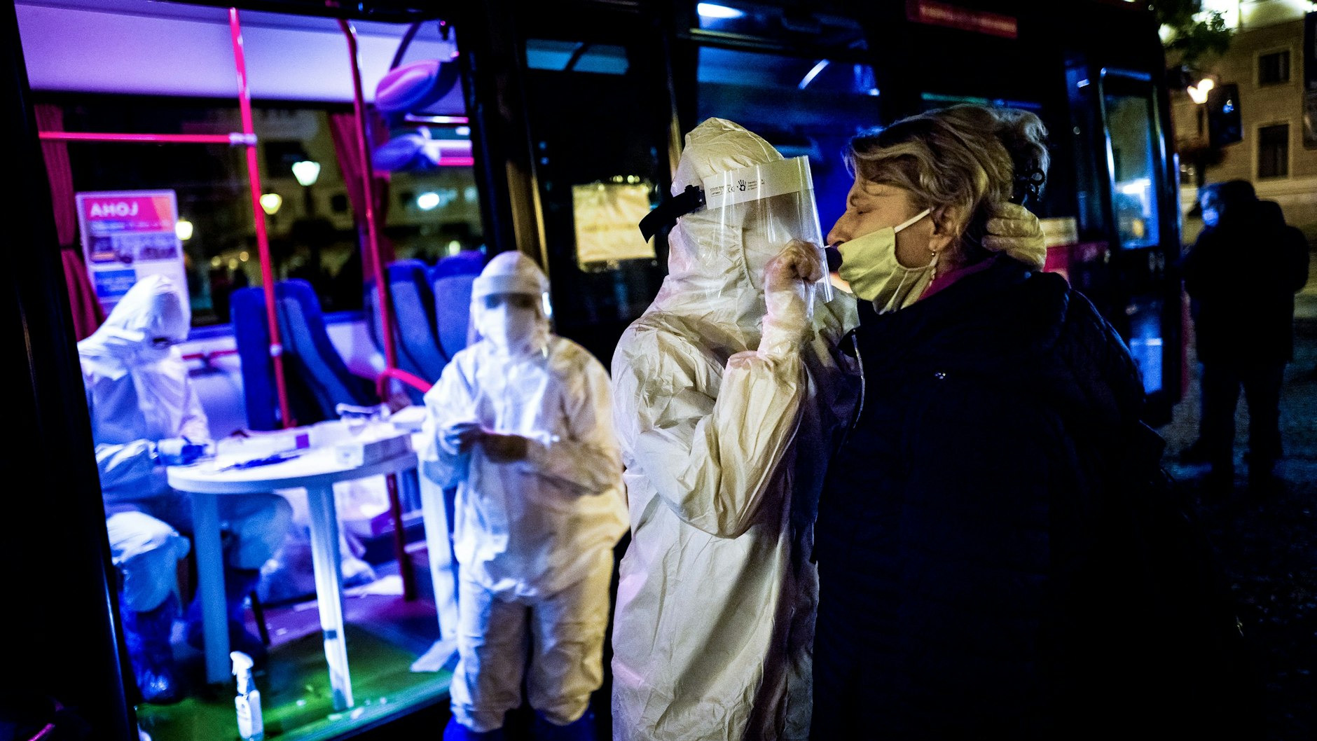 45.000 Helfer führen die Tests durch, mobile Einheiten sind auch in Bussen unterwegs.