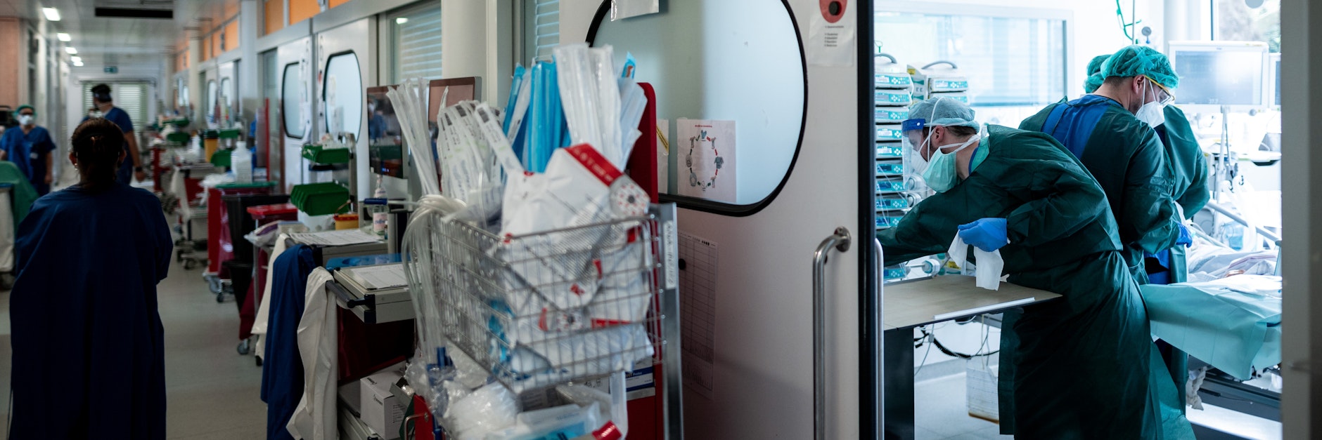 Patienten mit Corona-Infektion werden auf der Intensivstation IT2 im Operativen Zentrum II des Universitätsklinikums Essen behandelt.