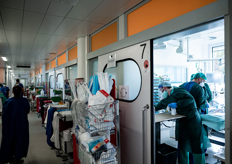 Patienten mit Corona-Infektion werden auf der Intensivstation IT2 im Operativen Zentrum II des Universitätsklinikums Essen behandelt.