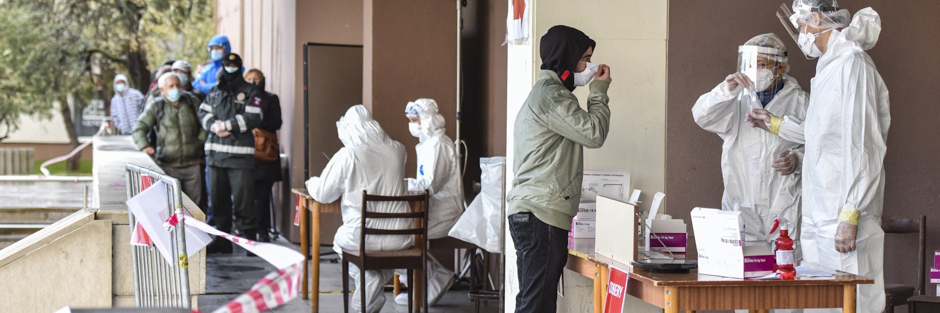 Zwei Mal wird die gesamte Bevölkerung der Slowakei durchgetestet. Überall bilden sich lange Warteschlangen an den Teststationen. 