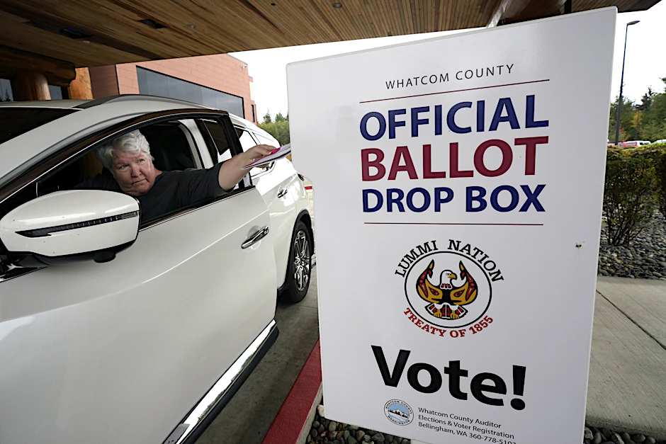 Lesley Beckley wirft im Lummi-Reservat ihren Wahlbrief aus dem Auto heraus in einen Kasten am Straßenrand, der von Wahlhelfern und nicht von der Post geleert wird. Hier im Staat Washington bei Seattle und in vier weiteren Staaten gibt es 2020 keine Wahllokale.&nbsp;&nbsp;
