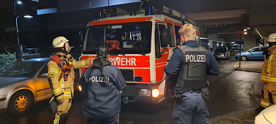 Feuerwehrleute berichten Polizisten von den Wurfgeschossen. Das Löschfahrzeug war von der Brücke mit Metallkörben und Bierflaschen beworfen.