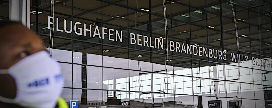 Ein Frau mit offenem Haftbefehl landete mit einer Maschine aus Istanbul am Terminal 1 des Flughafens BER.