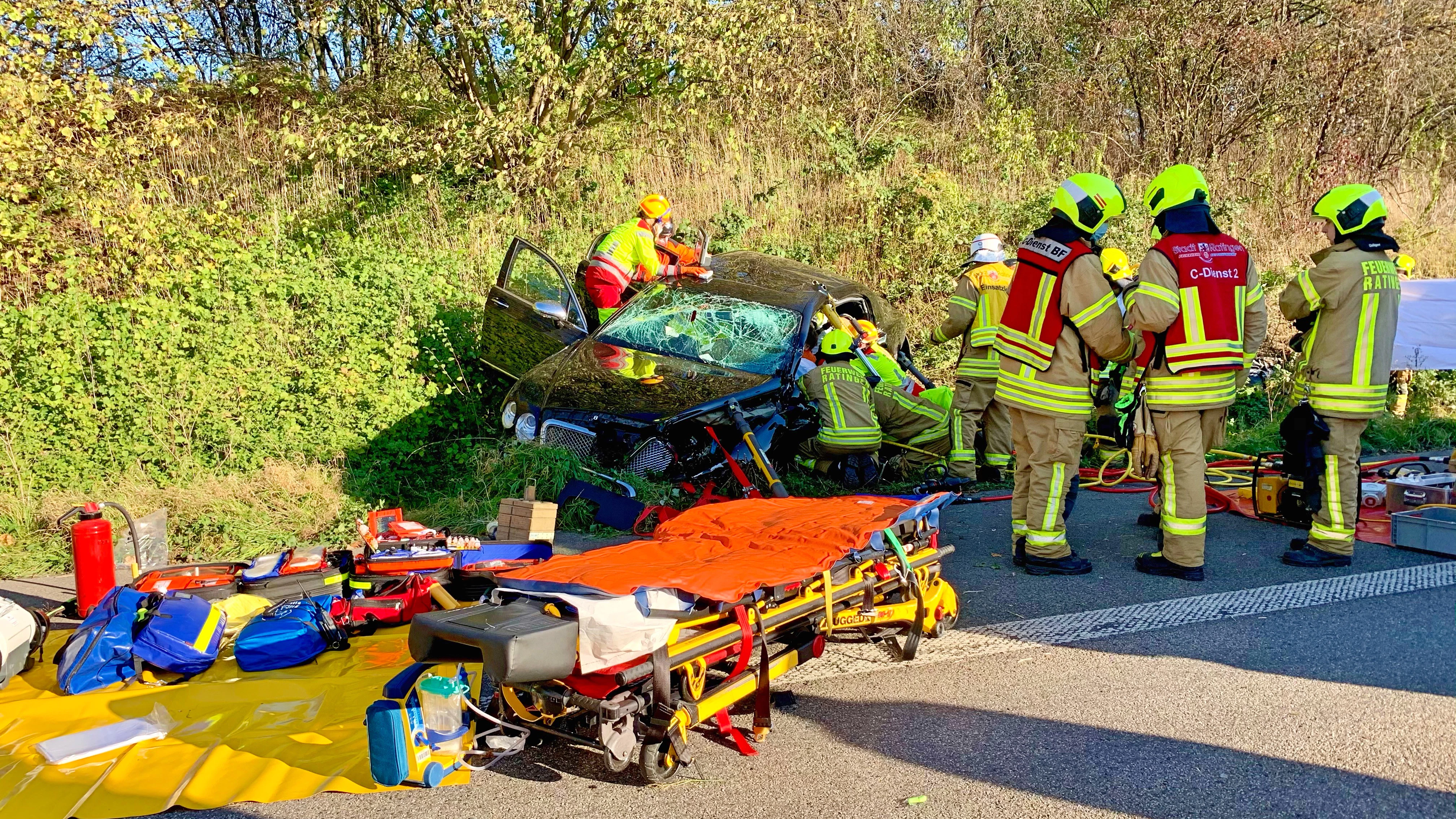 Der Bentley von Ohoven kam nach dem Crash an der Böschung neben der Autobahn zum Stehen.