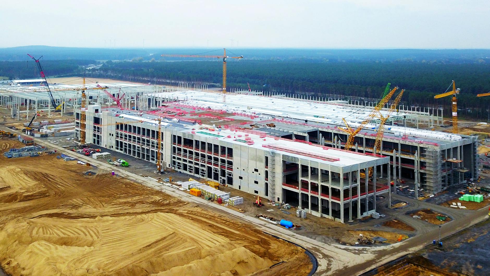 Rohbau fast fertig: Die Baustelle der Gigafabrik in Grünheide am 18. Oktober.