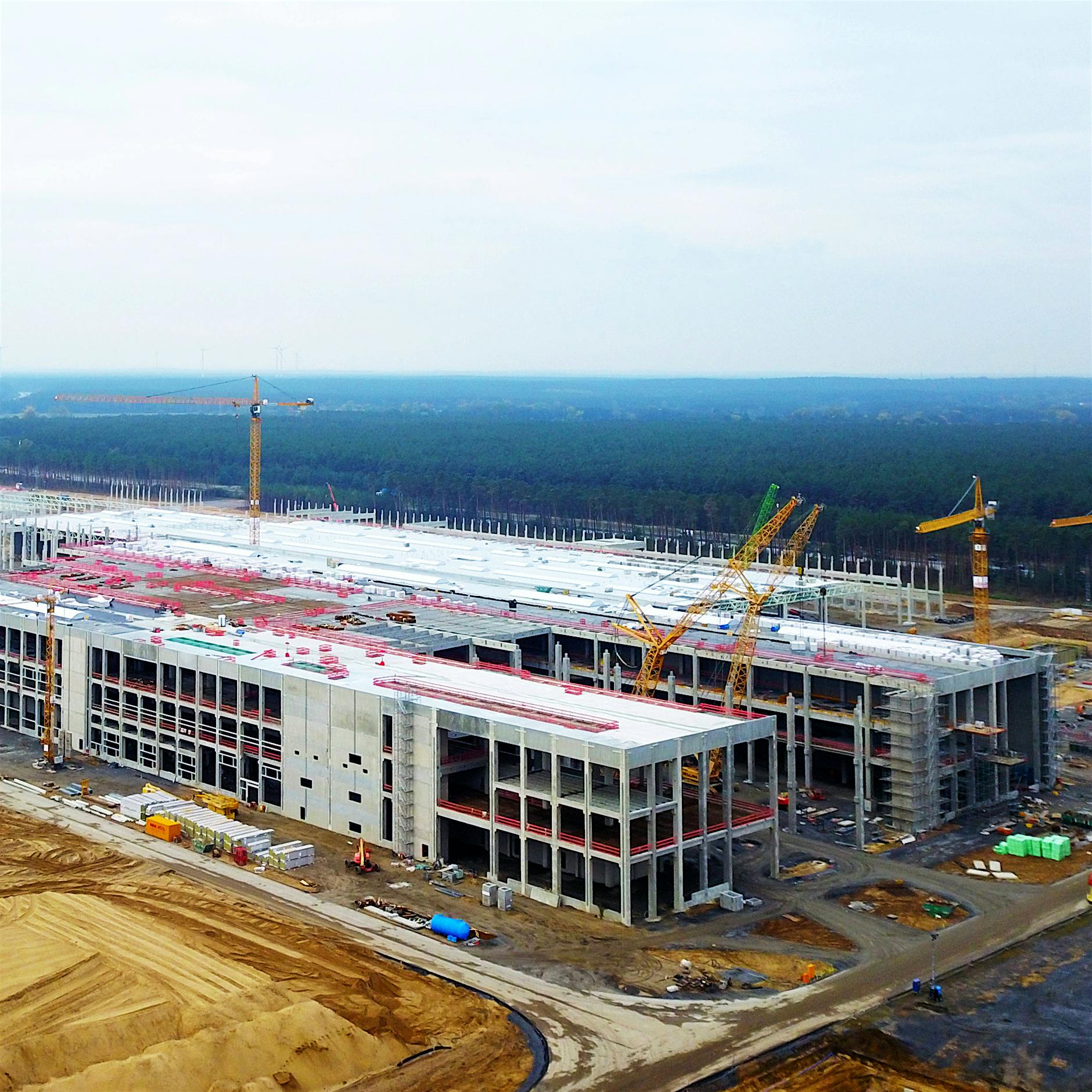 Tesla stellt ein: Langzeitarbeitslose können mit 2700 Euro im Monat starten