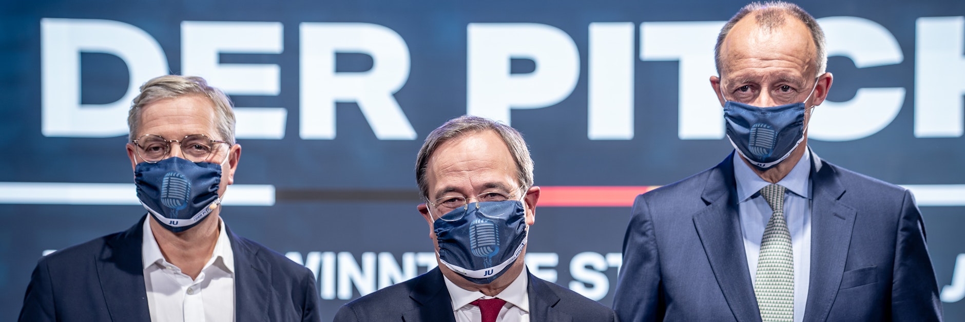 Die drei Kandidaten für den Bundesvorsitz der CDU, Armin Laschet (M), Friedrich Merz (r) und Norbert Röttgen (l) stehen nach einem Mitglieder-Talk der Jungen Union nebeneinander. 