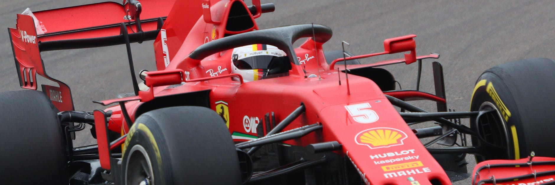 Hatte wenig Spaß mit seinen Jungs in der Boxengasse! Ferrari-Pilot Sebastian Vettel wurde von seiner eigenen Crew um den Lohn seiner Mühen gebracht. 