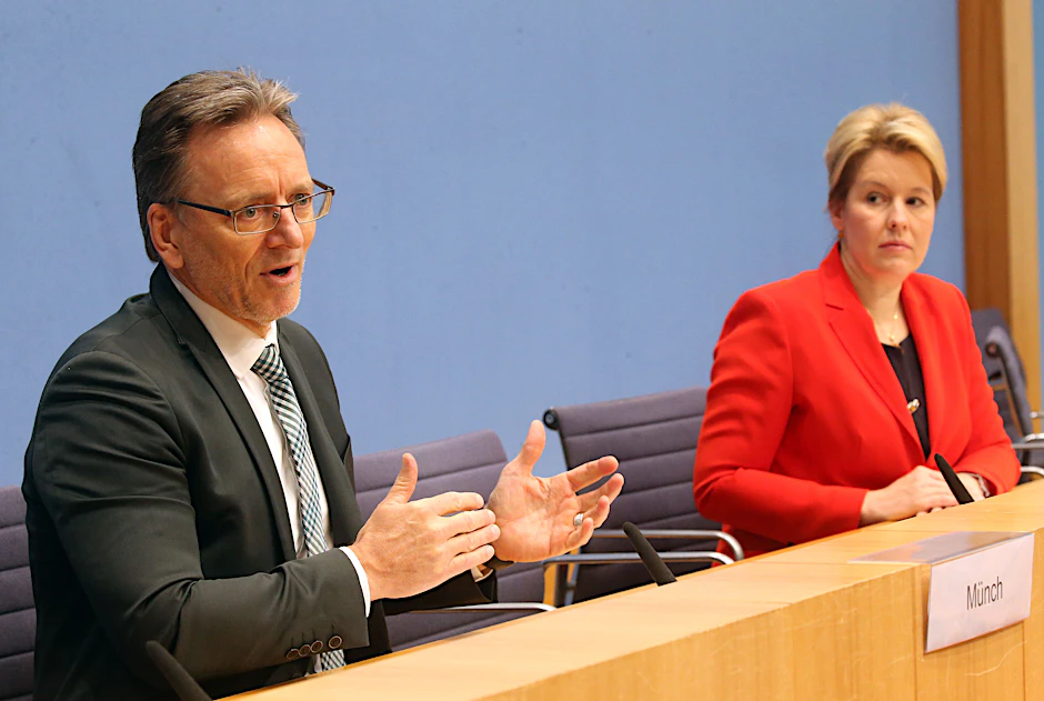 Franziska Giffey (SPD), Bundesfamilienministerin, und Holger Münch, Präsident des Bundeskriminalamtes (BKA), stellen in der Bundespressekonferenz die Polizeiliche Kriminalstatistik 2019 - Partnerschaftsgewalt vor.