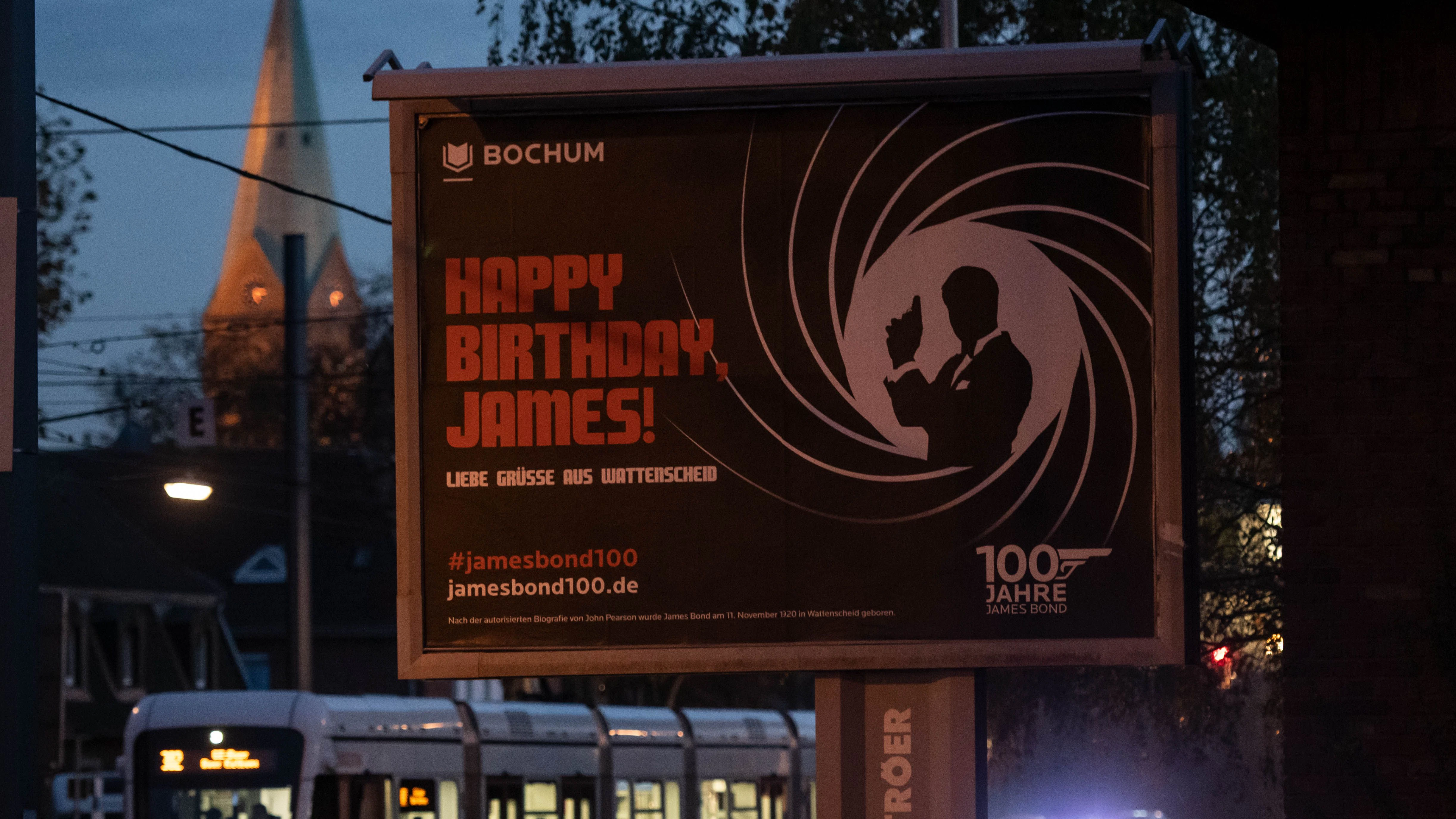 „Liebe Grüße aus Wattenscheid“ statt „Liebesgrüße aus Moskau“ – auf riesigen Plakaten gratuliert der Bochumer Stadtteil dem Agenten zum 100. Geburtstag.