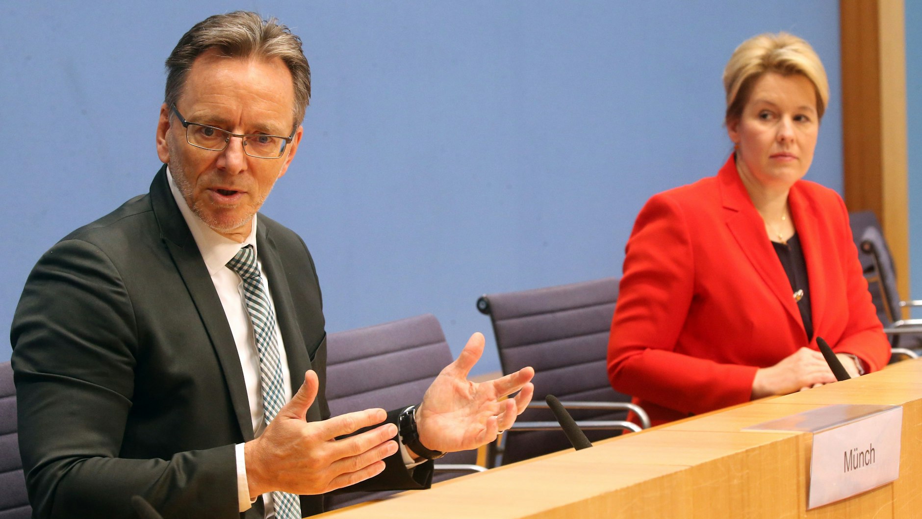 Bundesfamilienministerin Franziska Giffey (SPD) und Holger Münch, Präsident des Bundeskriminalamtes (BKA), stellen in der Bundespressekonferenz die Polizeiliche Kriminalstatistik 2019 - Partnerschaftsgewalt vor.