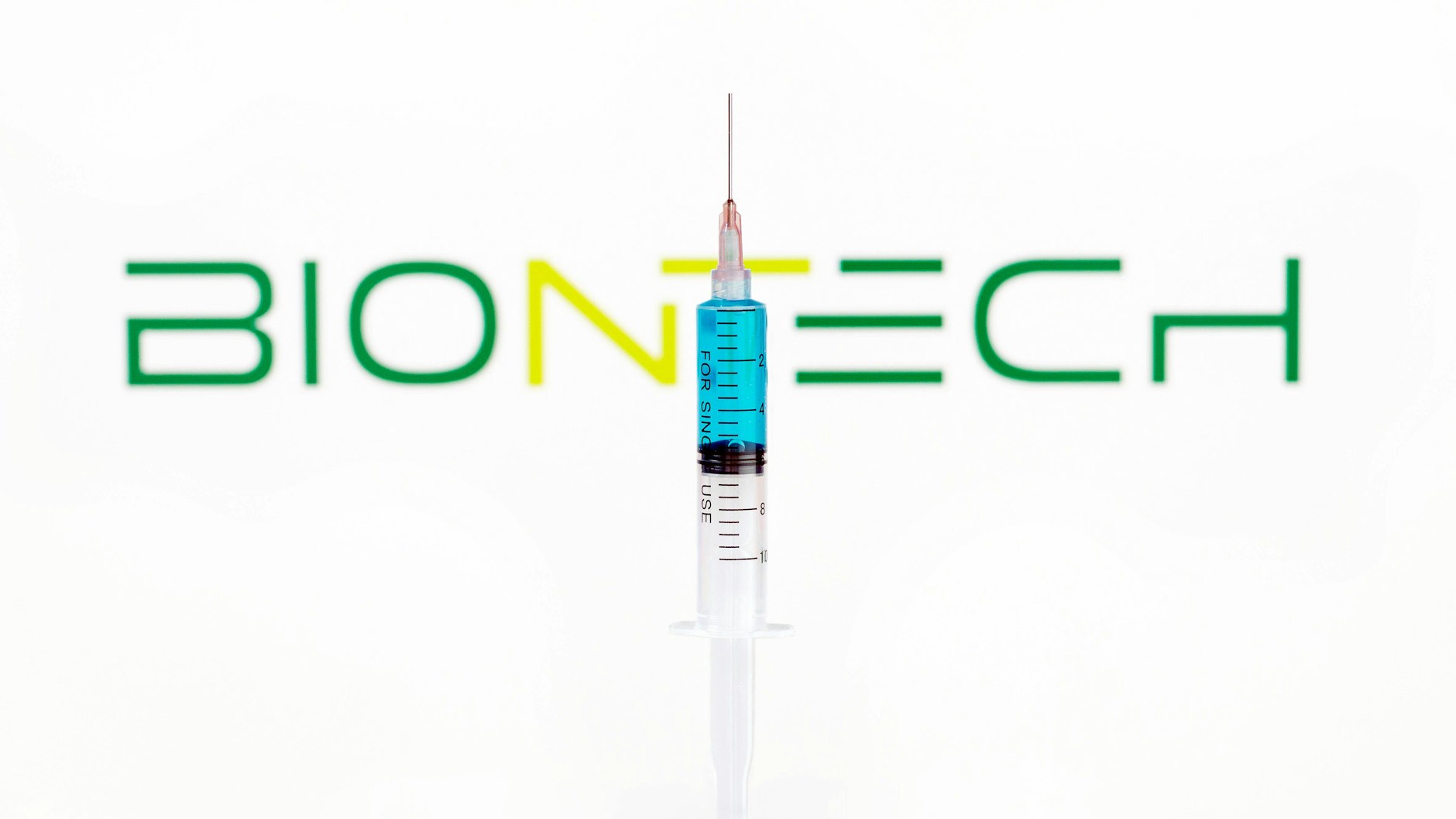 Eine Hoffnung im Kampf gegen das Coronavirus ist ein von der Mainzer Firma Biontech zusammen mit dem Pfizer-Konzern entwickelter Impfstoff.