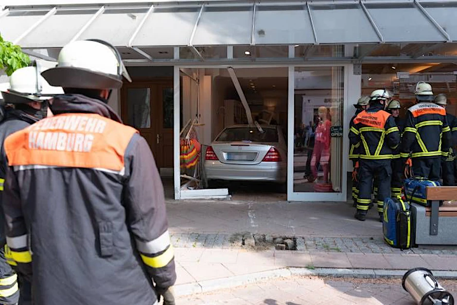 Die Waitzstraße im Mai 2019: Ein Mercedes ist in einer Boutique gelandet.