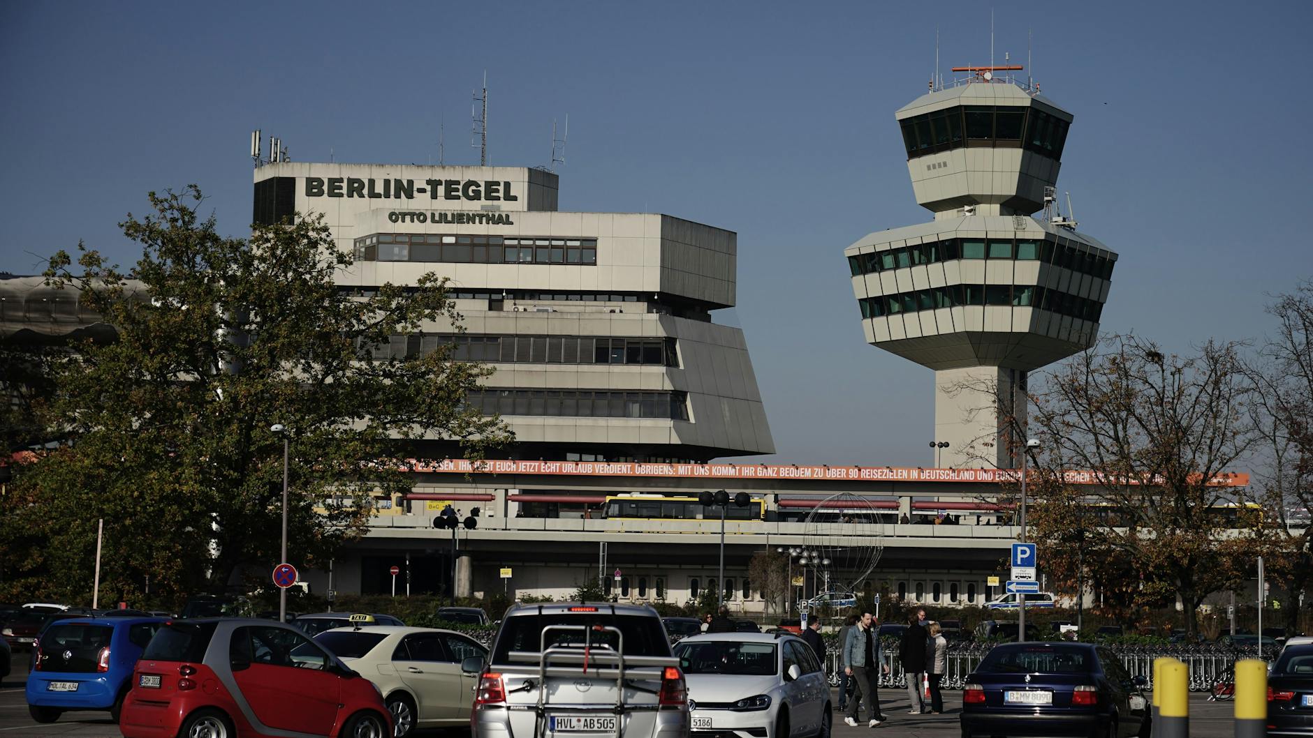 Der Flughafen Tegel: Gerade vom Flugnetz genommen, könnte eine Halle nun dort Corona-Impfzentrum werden.