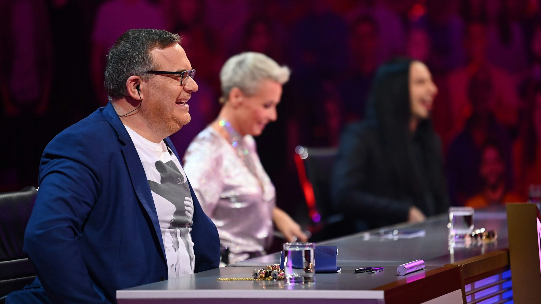 Elton (l.) nahm als Rate-Gast im Rate-Team neben Sonja Zietlow und Bülent Ceylan Platz.