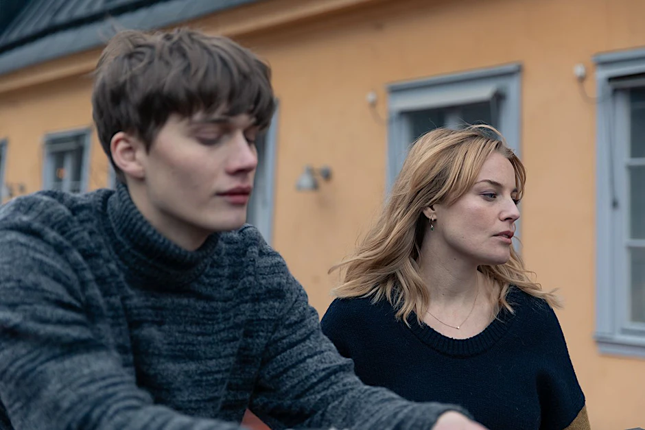 Sofie Rydman (Ida Engvoll) flirtet mit dem jungen Max Järvi (Björn Mosten) in der Netflix-Serie „Liebe und Anarchie“.