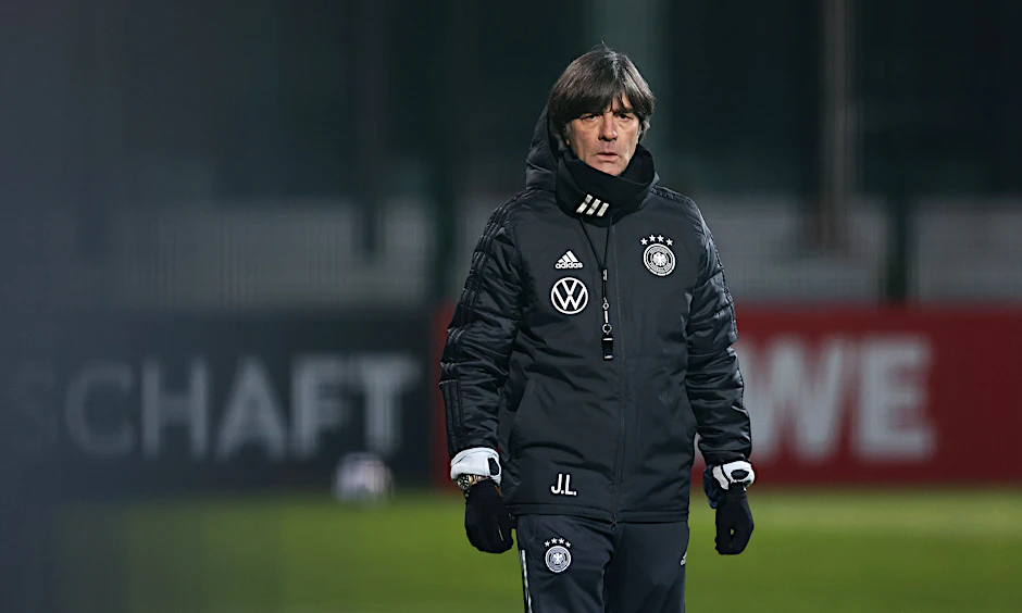Jogi Löw hat sich schon ganz warm angezogen ...