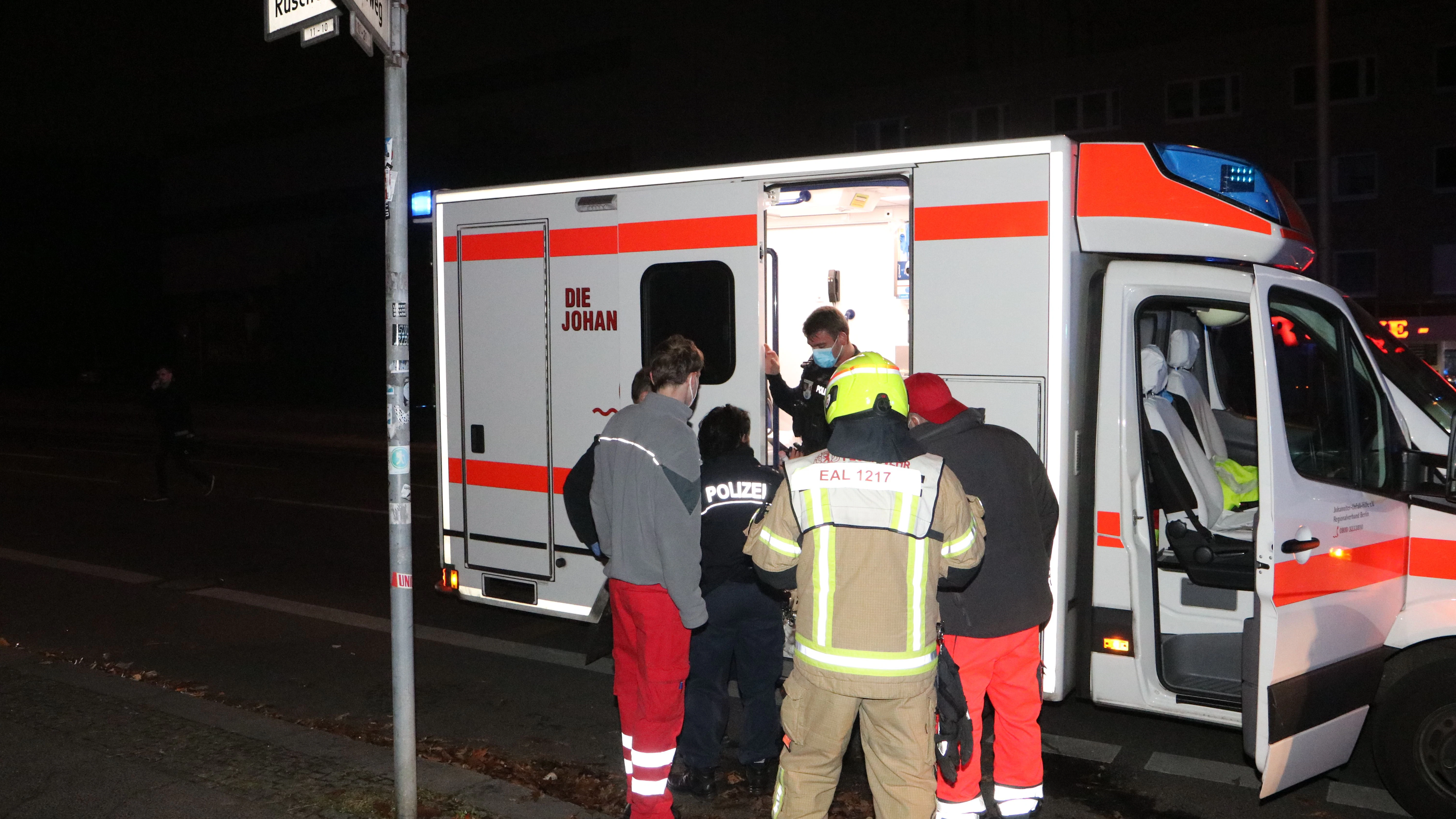 Sanitäter und Polizisten am Rettungswagen der Johanniter nach der Attacke in Lichtenberg