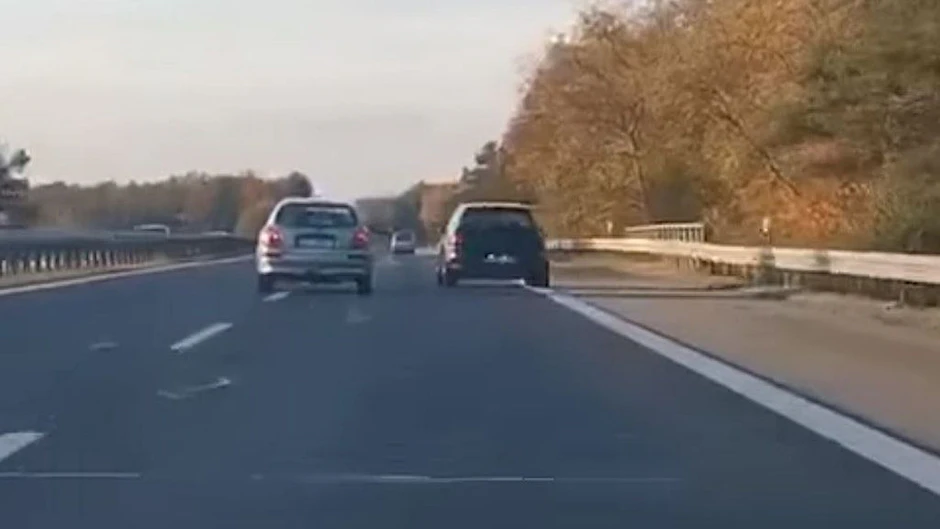 Ein Screenshot aus dem Video zeigt, wie der Golf von dem Nissan nach rechts abgedrängt wird.