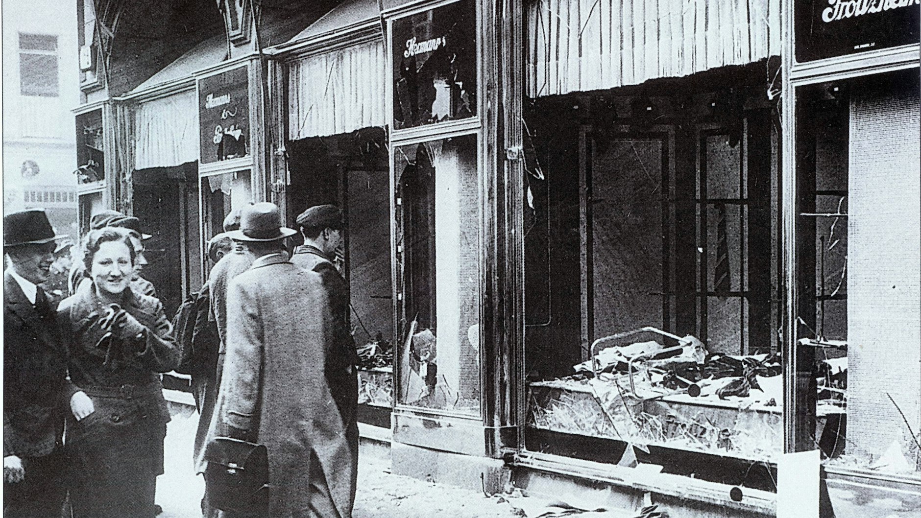 Vor der Machtergreifung der Nazis ist Berlin eine Modemetropole. Der Boykott jüdischer Geschäfte beginnt kurz darauf.  Das Foto zeigt die zerschlagenen Scheiben eines jüdischen Geschäfts nach den Attacken am 11. November 1938. Der Gewerbebetrieb Hermann &amp; Frotzheim verkaufte Männermode.