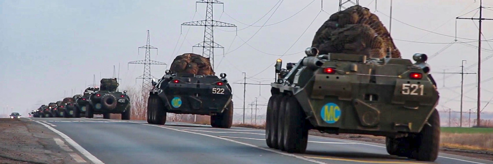 Scharen russischer Friedenstruppen machen sich auf den Weg nach Berg-Karabach nach der Vereinbarung einer Waffenruhe. 