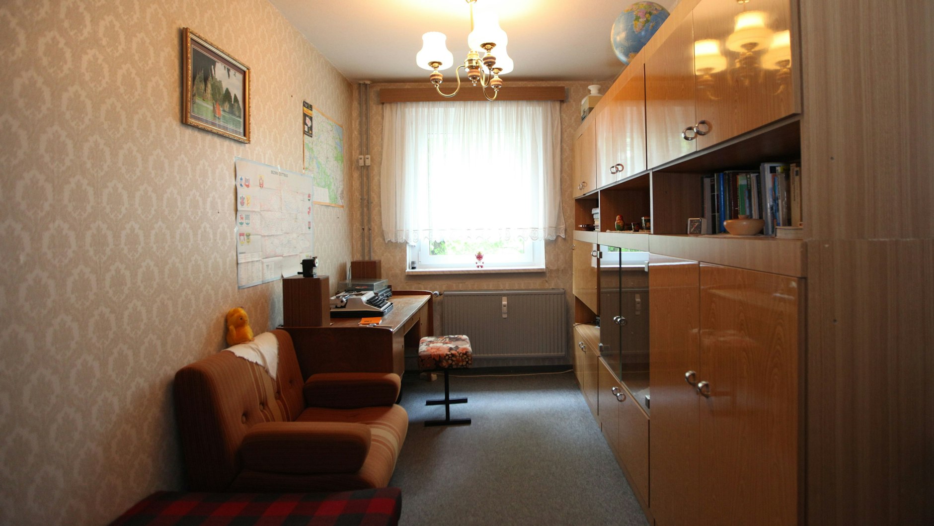 Blick in ein Zimmer einer Wohnung vom Typ WBS 70 in einem Plattenbau aus dem Jahre 1986.