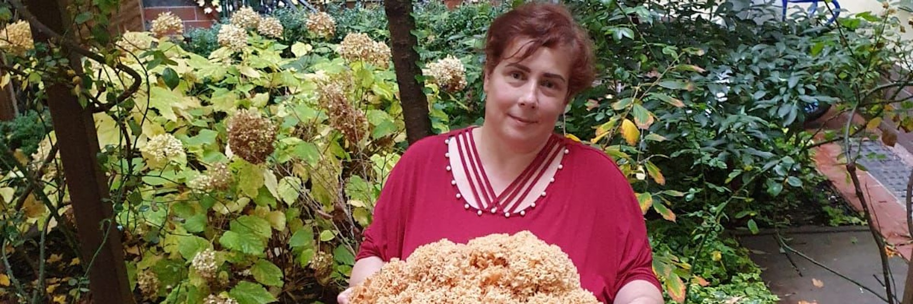 Birgit Gritzmacher hat eine 4,2 Kilogramm schwere Krause Glucke gefunden.