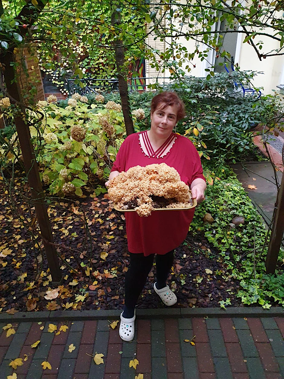 Birgit Gritzmacher hat eine 4,2 Kilogramm schwere Krause Glucke gefunden.