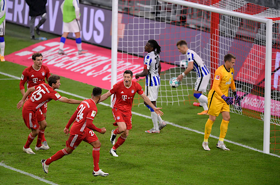 Hertha-Keeper Alexander Schwolow (r.) war beim 3:4 in München nicht nur von den Gegentoren genervt, sondern auch von Thomas Müller (2. v. l.).