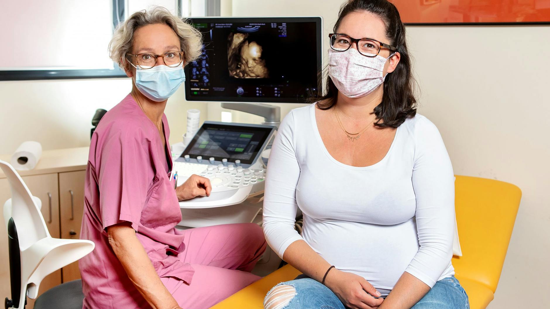 Annas Frauenärztin, Dr. Annette Isbruch, begleitet die junge Patientin durch die Schwangerschaft.<br>