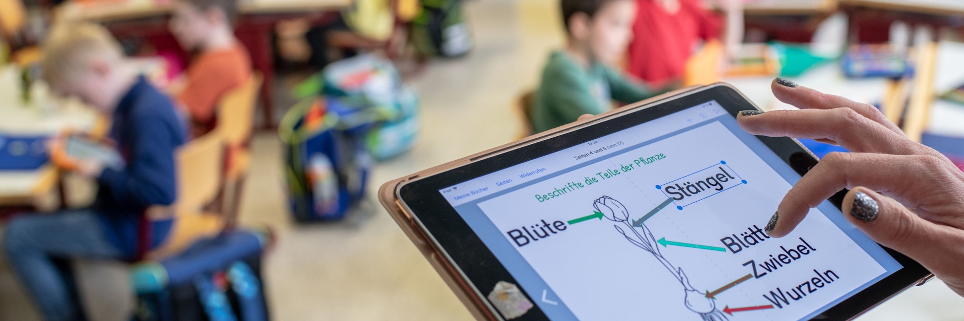 Eine Lehrerin bedient in einer Grundschule ein Tablet.&nbsp;